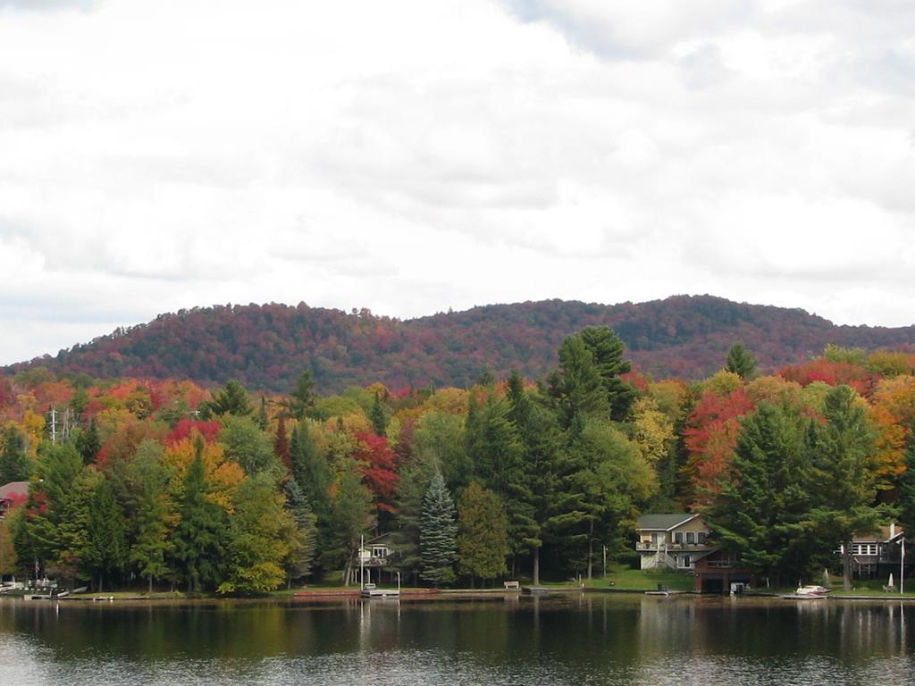 Pine Knoll Lakeside & 3*